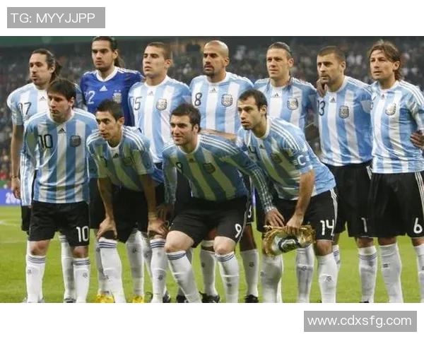 早期足球明星传奇：回顾那些改变足球历史的先驱人物与精彩瞬间