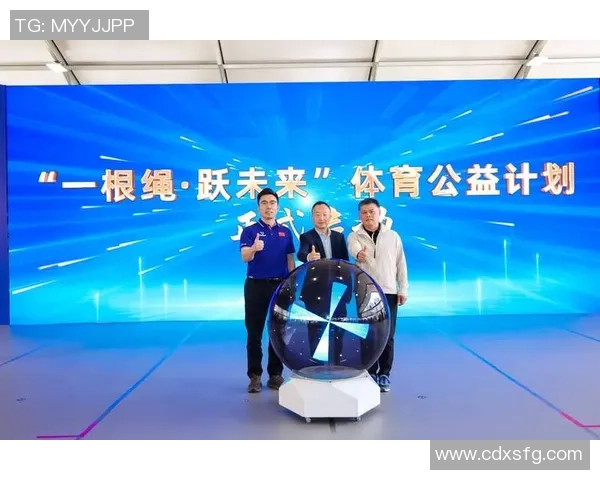 退役足球球星重拾童年乐趣跳绳挑战 身体素质依旧不输年轻人